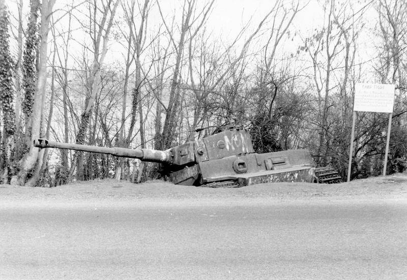 Le char tel qu'il était resté au bord de la route jusqu'en 1975