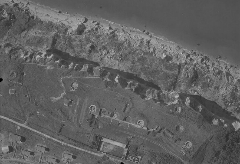 La batterie en 1947, les différents encuvements sont parfaitement visibles.
Image Géoportail