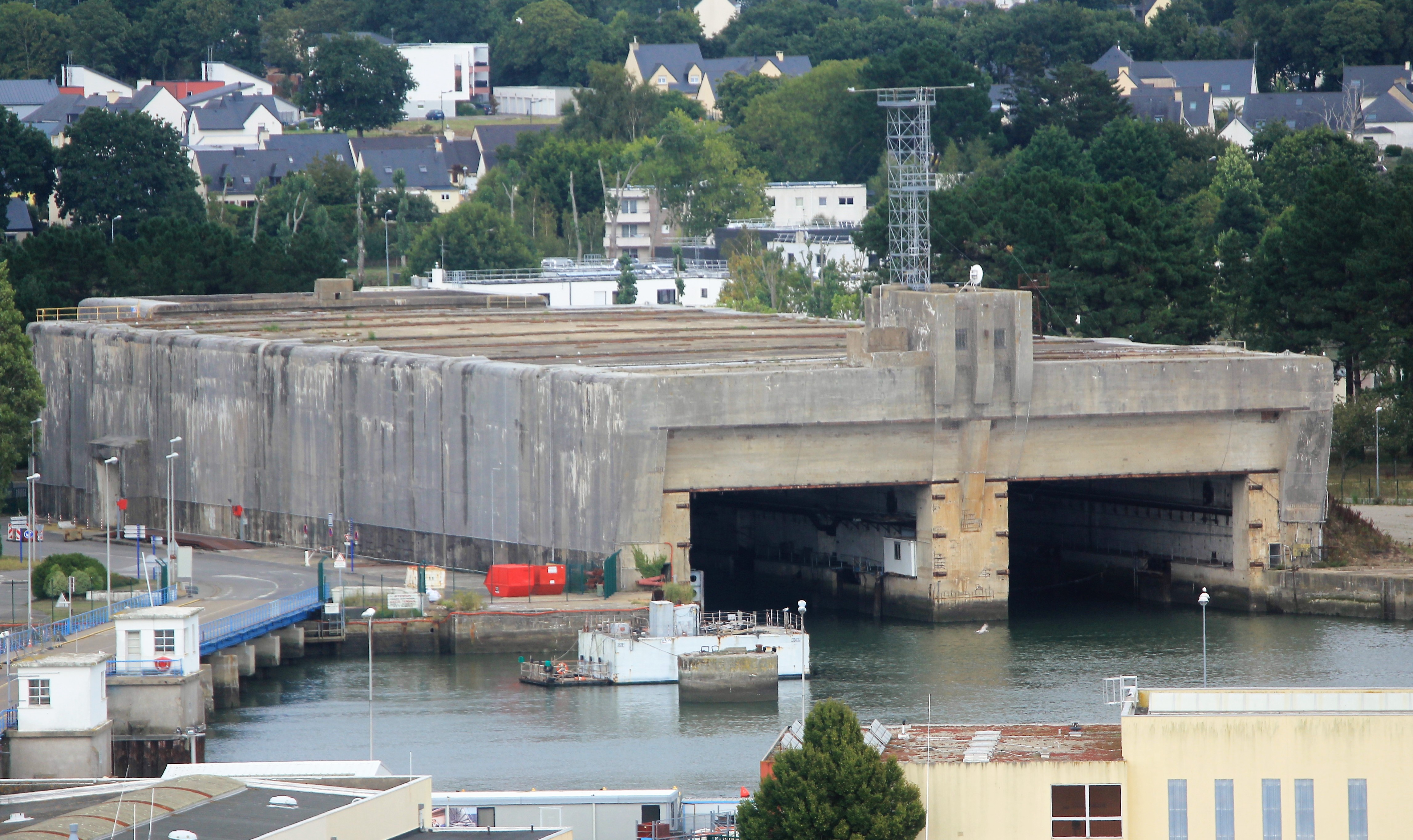 La "Petite base du Scorff", blockhaus construit pour abriter 4 submersibles dans 2 alvéoles, avec une tour de flak au dessus. Il sera utilisé pour la charge des batteries et le remplissage du carburant avant les départs en missions.