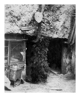 L'entrée de la creute avec la fameuse tête d'éléphant (sur le tuyau)