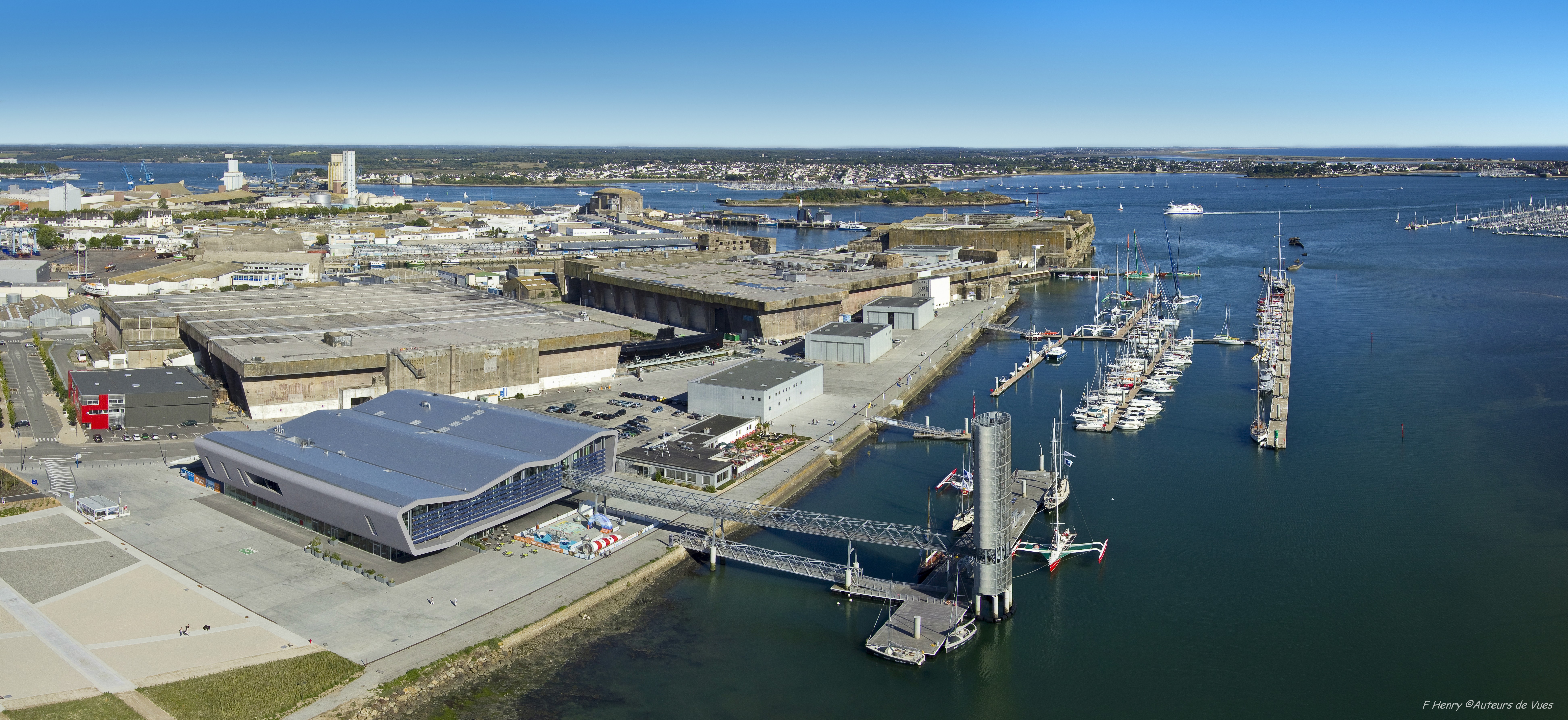 L'ensemble du site, avec le bâtiment de la cité de la voile Eric Tabarly.
Photo F. Henry