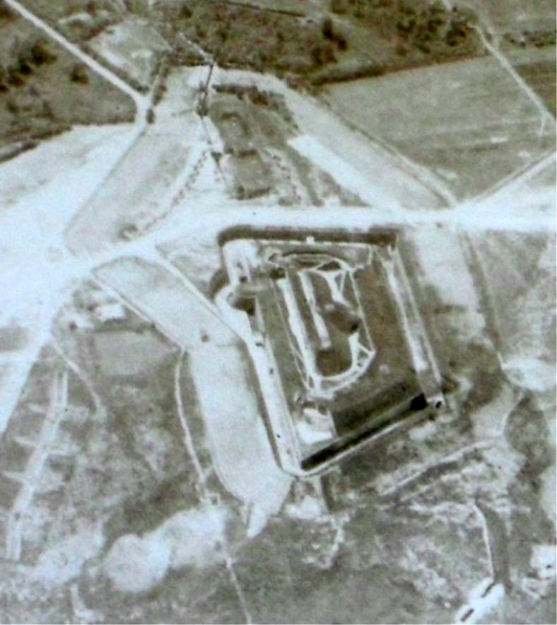 Le fort des Sartelles le 18 mai 1916. La batterie de gauche est parfaitement visible, ainsi que les tourelles de mitrailleuses, la caponnière de gorge et l'observatoire central.