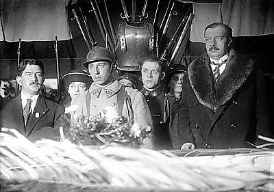 André Maginot à droite, aux côtés du caporal Auguste Thin, lors de la cérémonie du choix du soldat inconnu (image ECPAD)