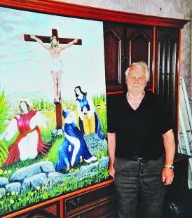 Arthur Lenne devant une reproduction de sa fresque