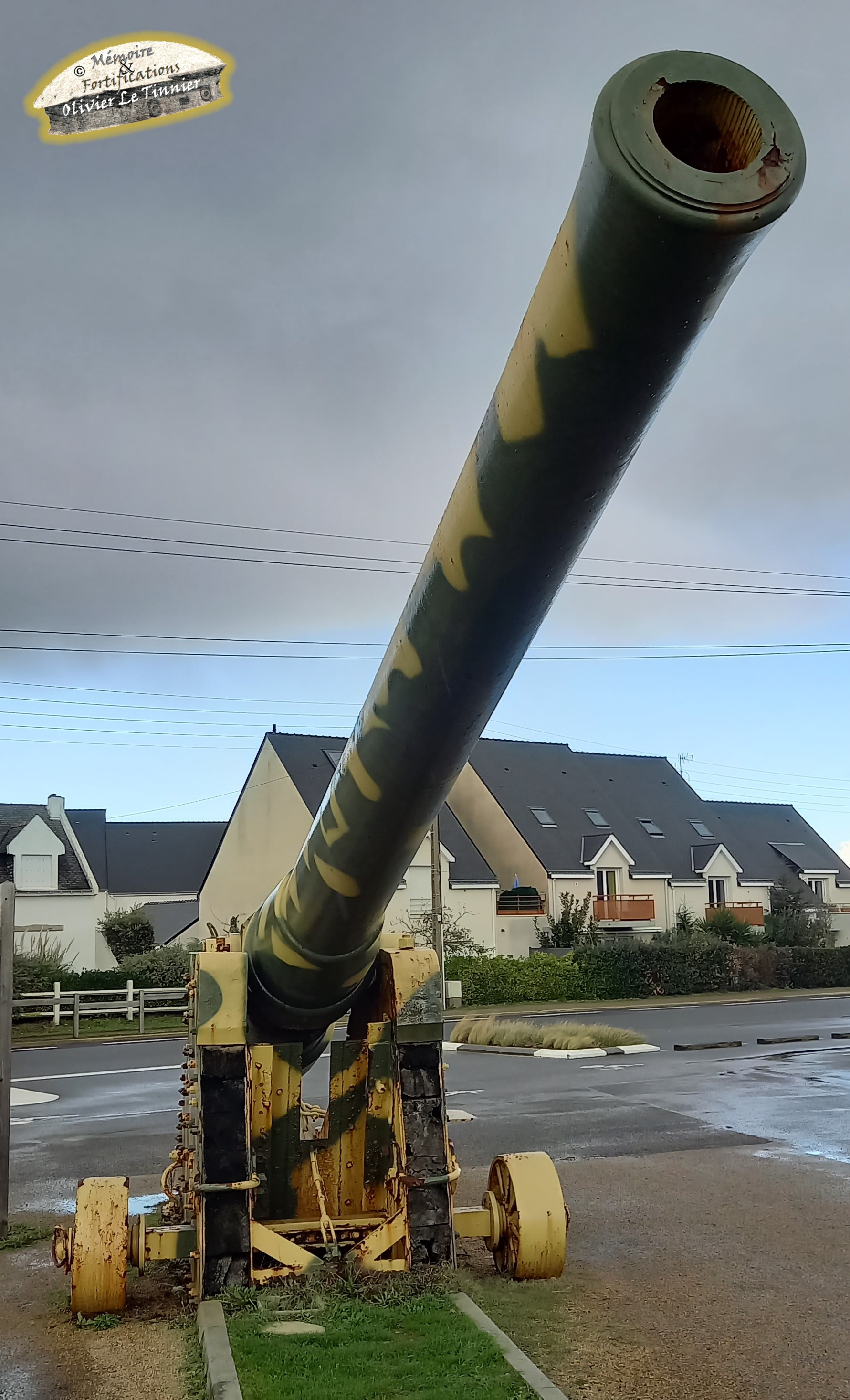 Canon de 240, l'affut est différent de celui sur rail utilisé sur place