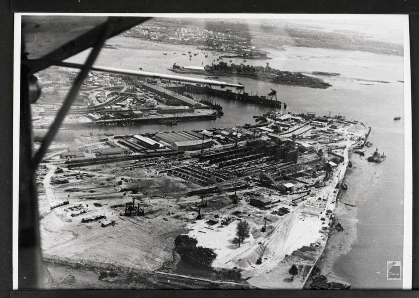 Photo aérienne de la construction du K I. Sur la gauche on voit un bout du T6.