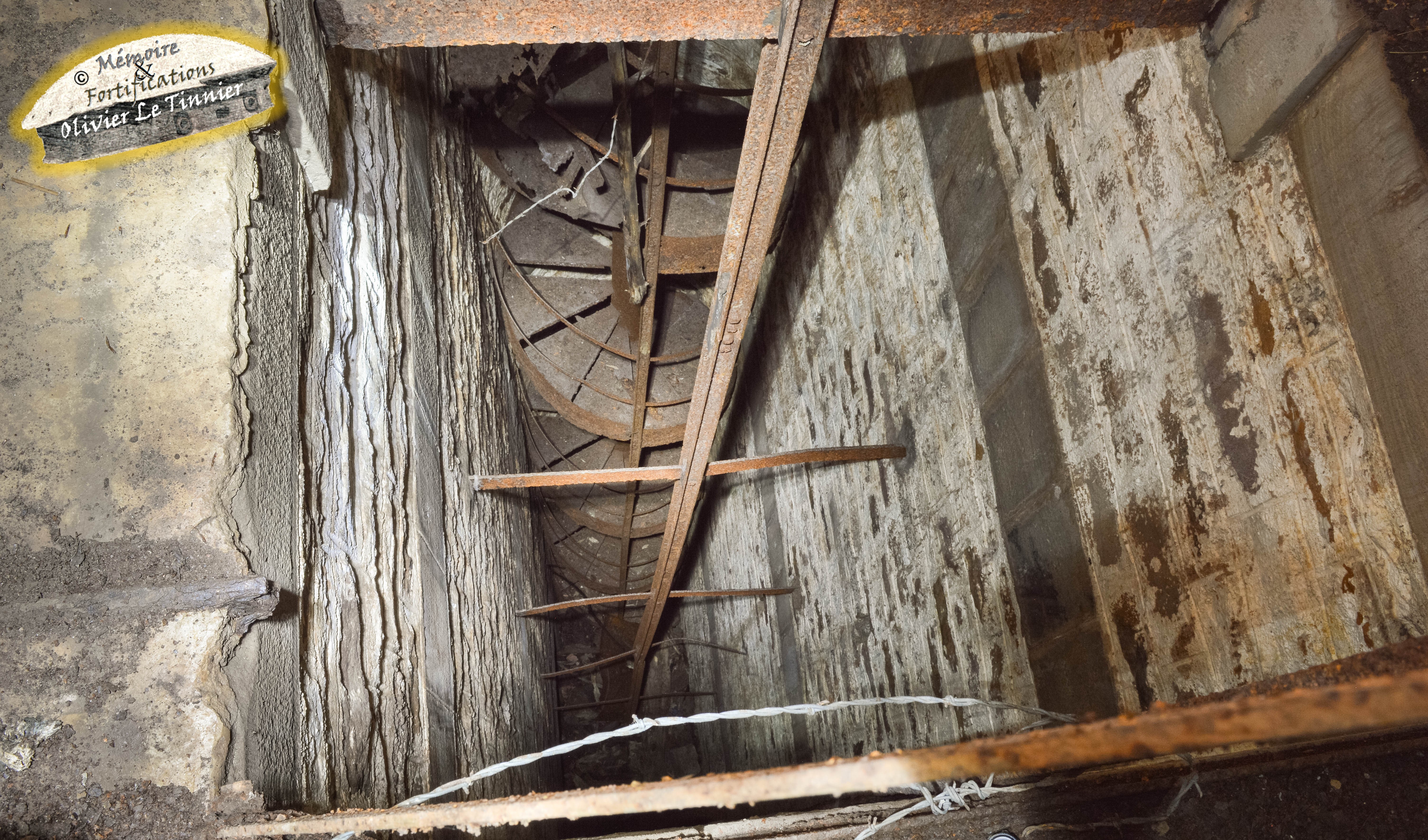 L'incroyable et vertigineux puits de monte-charge et son escalier à colimaçon du fort de Rupt-sur-Moselle