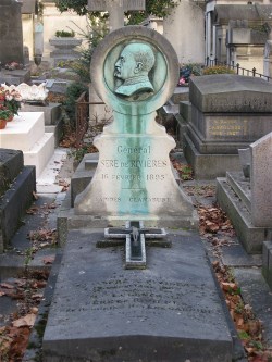 La tombe du général Séré de Rivières à Paris, avec cette épitathe "Lapides Clamabunt: Les pierres témoigneront"